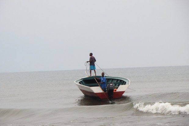 Baraka (vorn) und Anania kommen nach Matema, um uns abzuholen